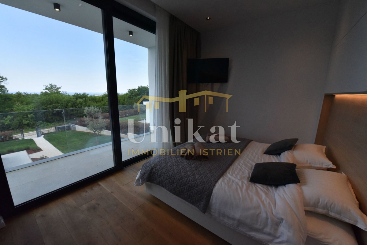 Moderna vila obdana z zelenjem in z razgledom na morje